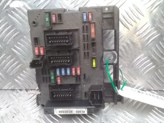 Platine fusible avant / Boitier de servitude / BSM - PEUGEOT 307 SW PHASE 1 - 16530203127745