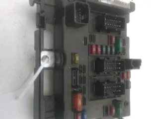 Platine fusible avant / Boitier de servitude / BSM - PEUGEOT 307 SW PHASE 1 - 16530203152346