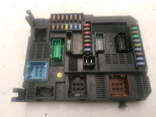 Platine fusible habitacle / Boitier de servitude /BSI - PEUGEOT 2008 1 PHASE 1 - 16530201157208